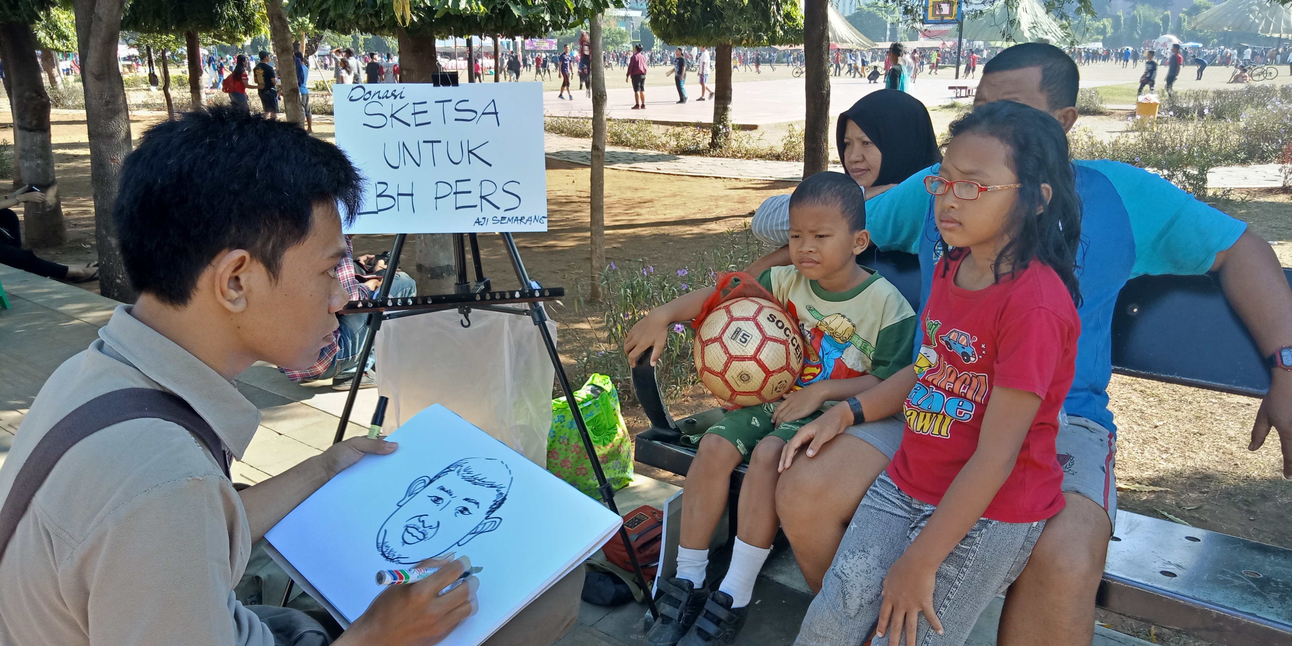 Masyarakat berpartisipasi dalam penggalangan dana untuk LBH Pers saat Car Free Day di Simpang Lima, Kota Semarang (Foto: Aninda Putri)