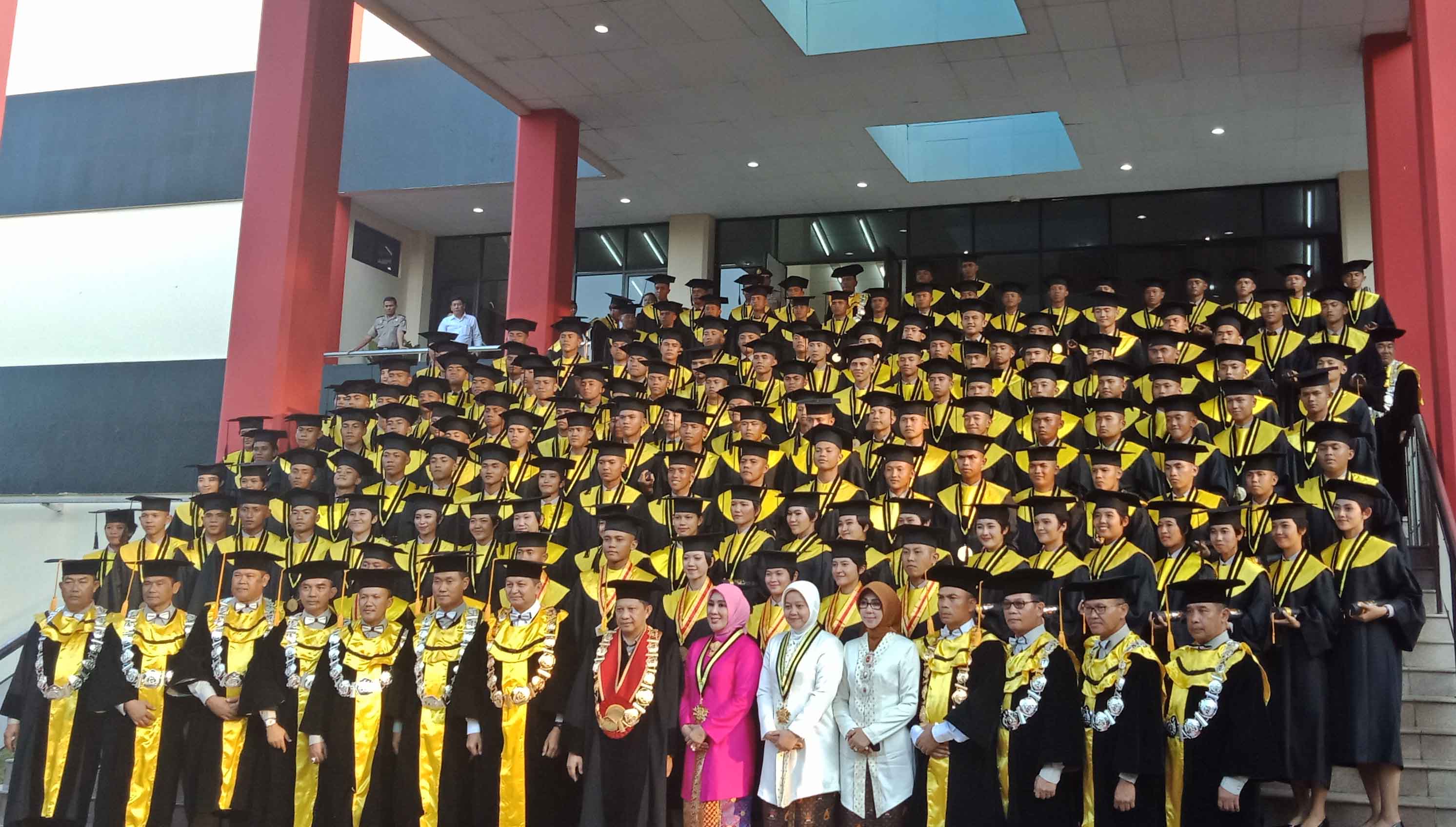 Kapolri Jenderal Tito Karnavian berpose bersama 228 taruna dan 51 taruni usai upacara wisuda Akademi Kepolisian Semarang, Senin 9 Juli 2018.