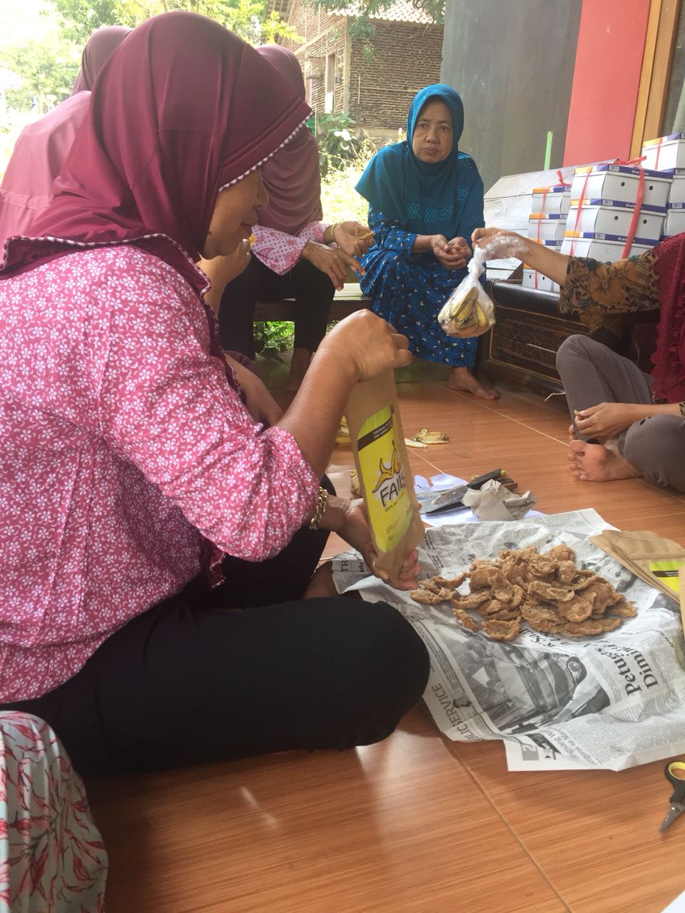Sejumlah perempuan sedang mengolah limbah kulit pisang dan kulit singkong, (dok. pribadi)