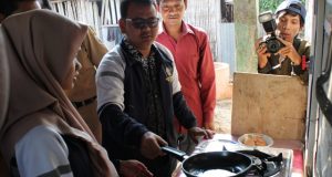 Mahasiswa KKN Undip di Desa Kalisidi, Kecamatan Ungaran Barat, Kabupaten Semarang mendemonstrasikan memasak menggunakan biogas. (dok Tim KKN Undip)