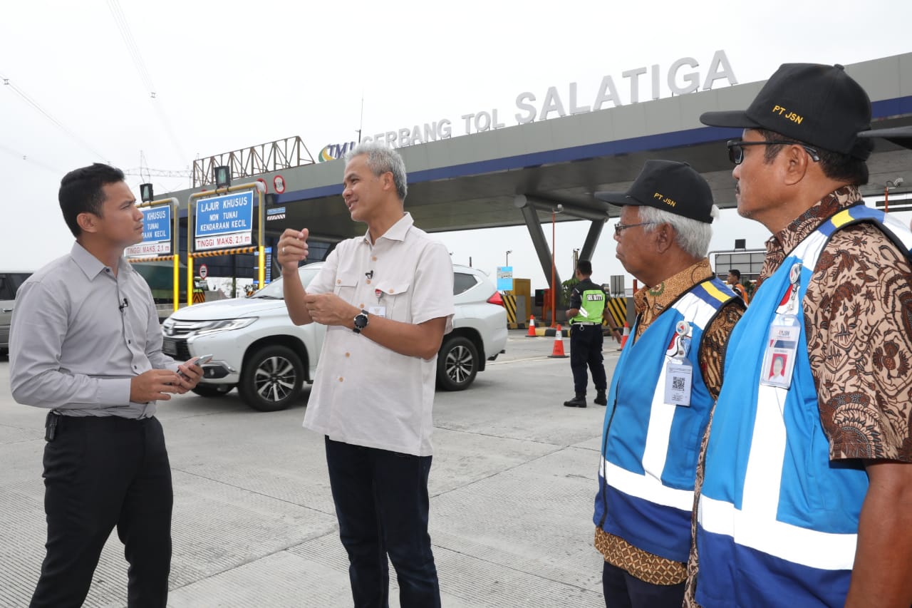 Ganjar Pranowo saat memantau jalan tol.
