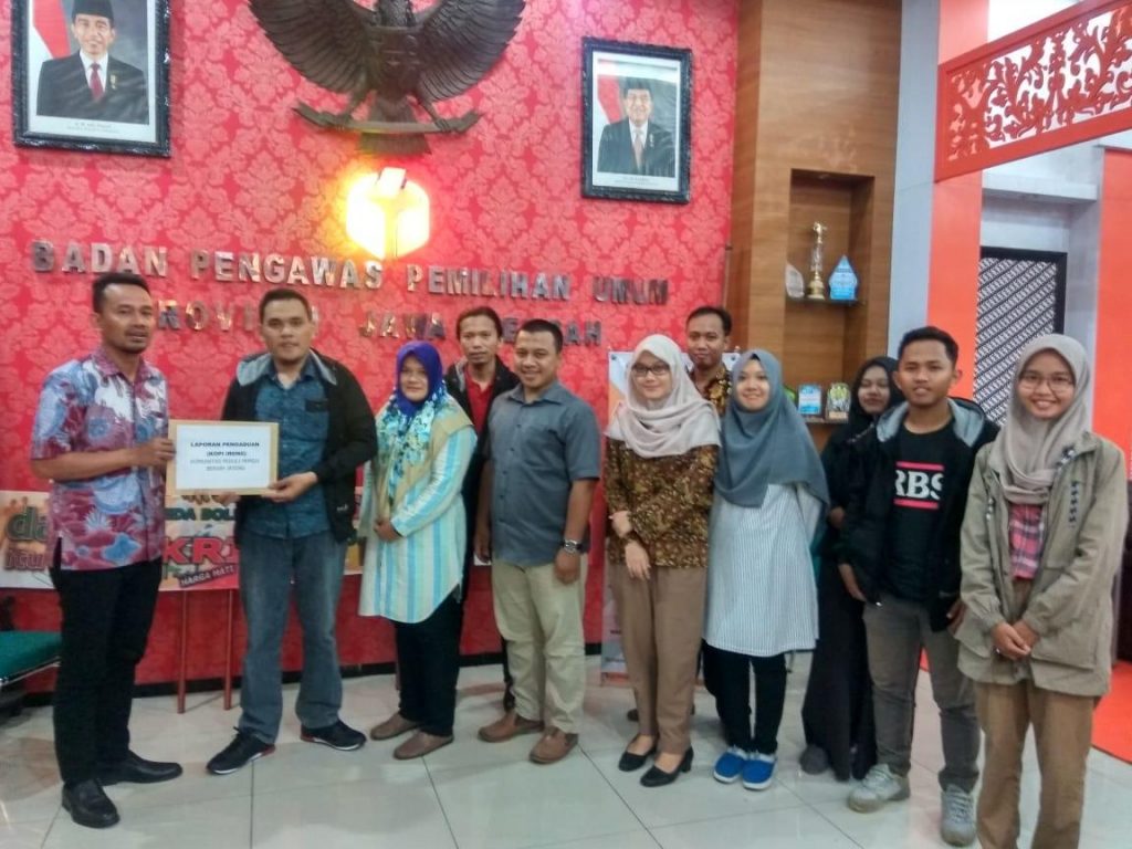 Komunitas Peduli Pemilu Bersih Jawa Tengah (Kopi Ireng) menyerahkan laporan indikasi pelanggaran netrakitas ASN kepada Bawaslu Jawa Tengah, 21 Maret 2019. (istimewa) 