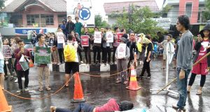 Sejumlah aktivis di Kota Semarang menggelar aksi tuntut Undip untuk memecat oknum dosen pelaku pelecehan seksual di kampus, Kamis, 4 April 2019.