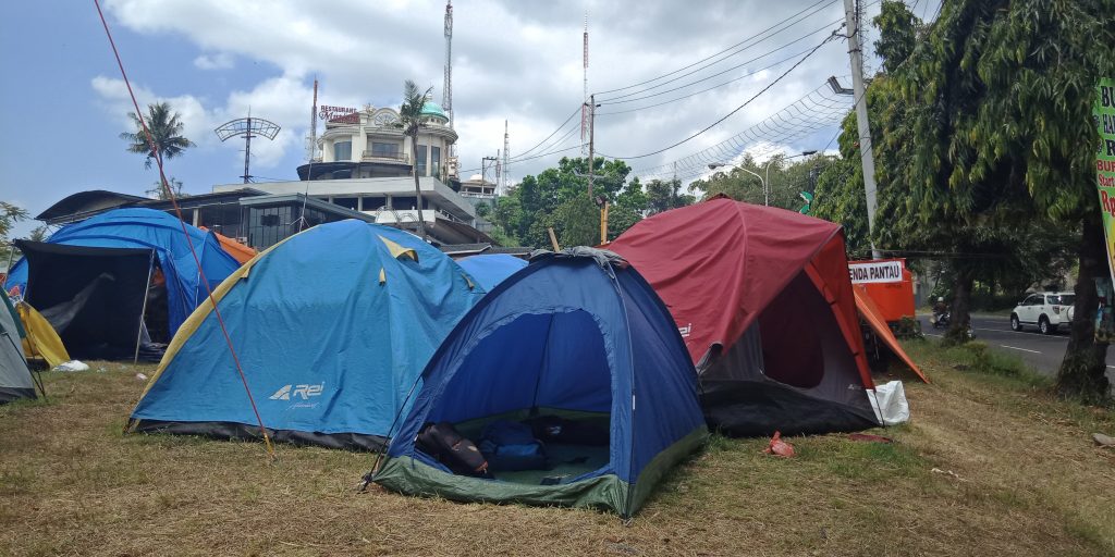 Tenda Camping yang digunakan sebagai posko mudik oleh leompok pecinta alam di tanjakan Gombel, Semarang