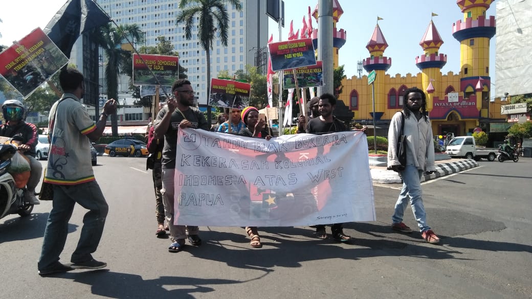 Sejumlah mahasiswa asal Papua menggelar aksi di Jalan Pahlawan Kota Semarang, Sabtu, 6 Juli 2019. (Tamam/Serat.id)
