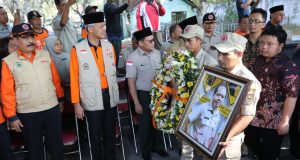 Gubernur Jawa Tengah, Ganjar Pranowo saat menghadiri upacara pemakaman almarhum Sutopo Purwo Nugroho, Senin, 8 Juli 2019. (istimewa)