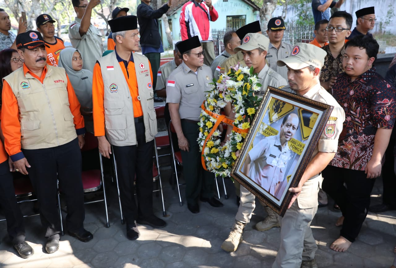Gubernur Jawa Tengah, Ganjar Pranowo saat menghadiri upacara pemakaman almarhum Sutopo Purwo Nugroho, Senin, 8 Juli 2019. (istimewa)