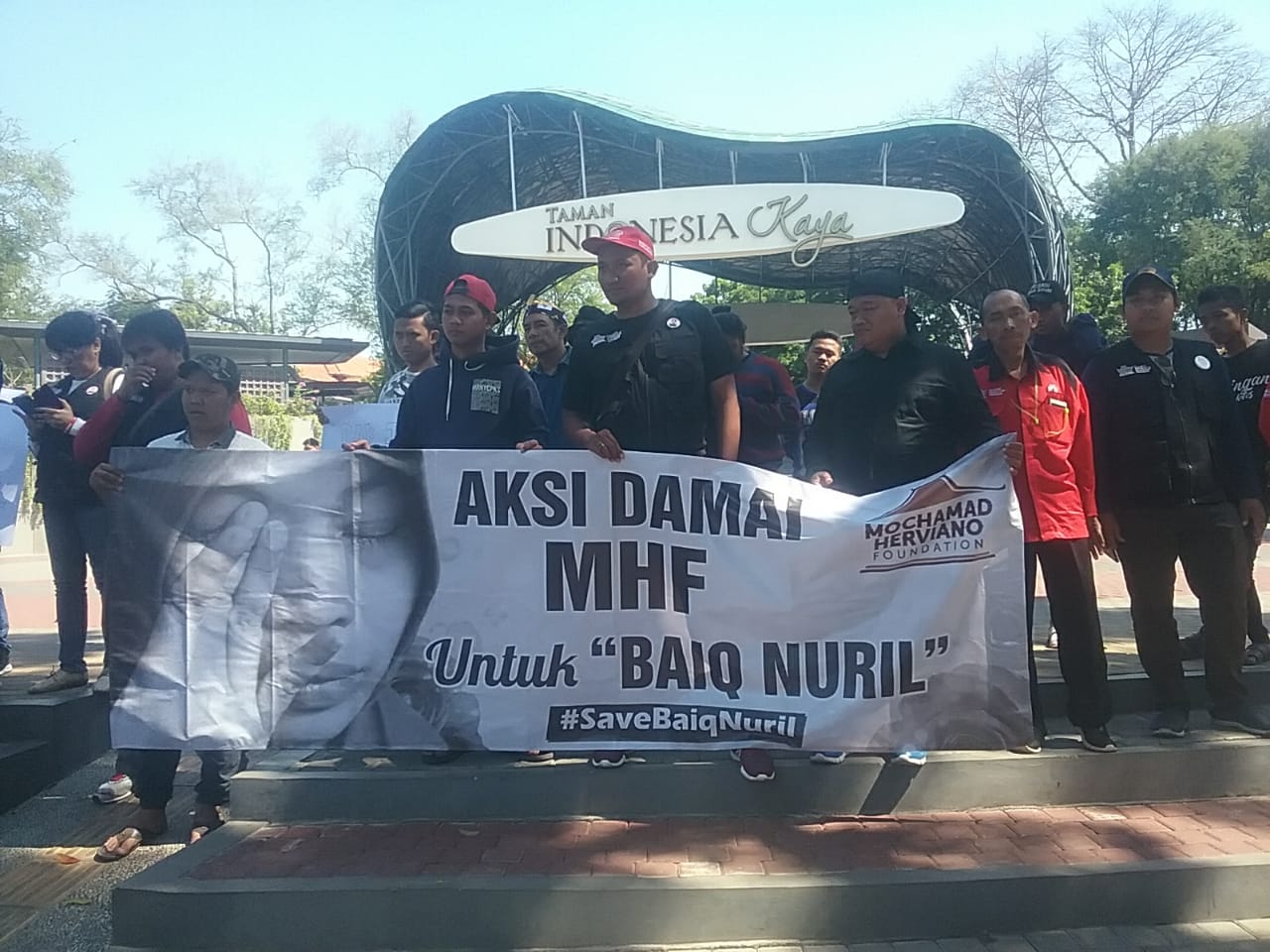 Aksi damai untuk Baiq Nuril yang digelar oleh Mochamad Herviano Foundation (MHF) di Taman Indonesia Kaya, Kota Semarang, Selasa, 9 Juli 2019.