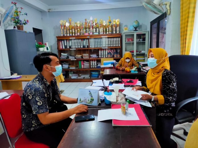 Pelaksana Teknis Divisi Pengawasan dan HUBAL, Bangkit Permadi melakukan pengawasan langsung di kelurahan untuk indentifikasi pemilih Tidak Memenuhi Sysrat (TMS) pada Kamis, 1 Juli 2021. (dok Bawaslu Kota Semarang)