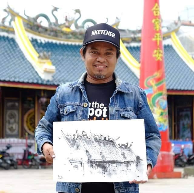 Tiyok Black, kartunis Semarang berpose bersama karya sketsanya. (dok pribadi)