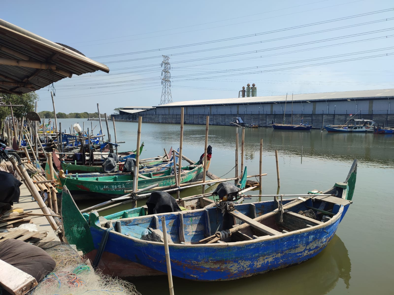 Perahu Nelayan yang bersandar di dermaga Kali Sringin, Kota Semarang