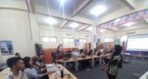Pelatihan Cek Fakta oleh Aliansi Jurnalis Indonesia terhadap puluhan Pers Mahasiswa di American Corner UIN Walisongo Semarang, Kamis, 9 November 2023