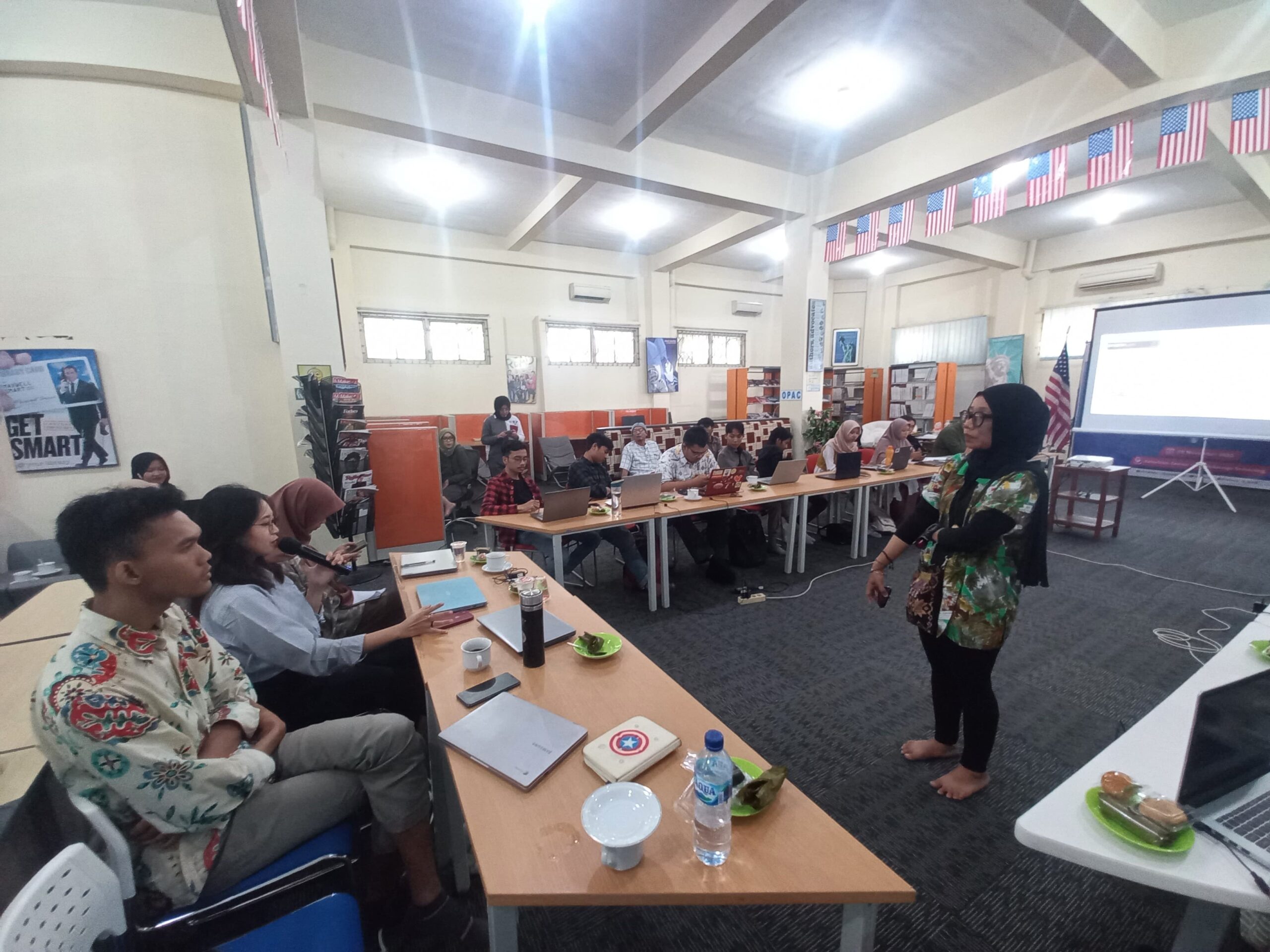 Pelatihan Cek Fakta oleh Aliansi Jurnalis Indonesia terhadap puluhan Pers Mahasiswa di American Corner UIN Walisongo Semarang, Kamis, 9 November 2023