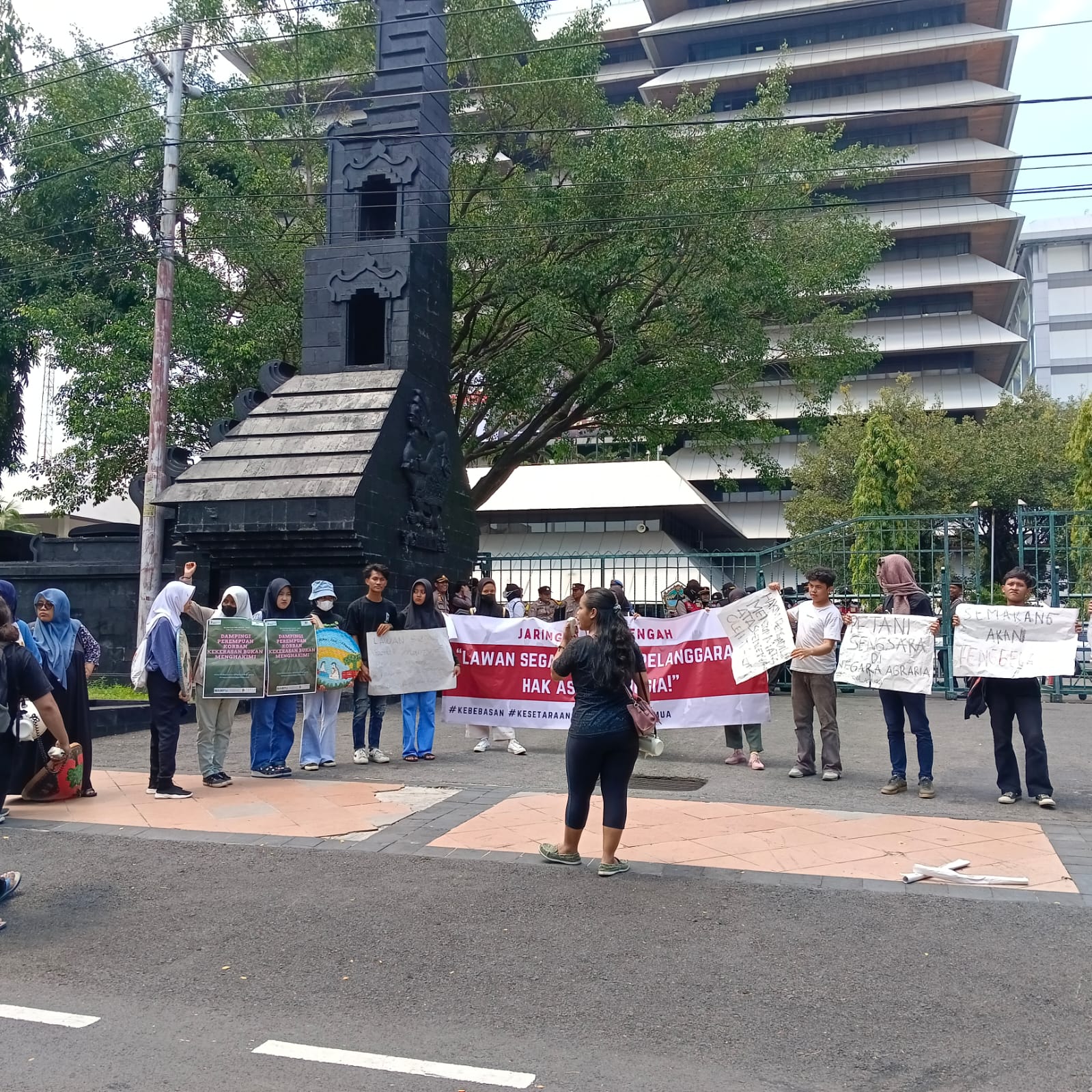 Memperingati hari Hak Asasi Manusia (HAM) sedunia, puluhan orang yang tergabung dalam Jaringan Jawa Tengah menggelar aksi protes di depan kantor Gubernur Jawa Tengah