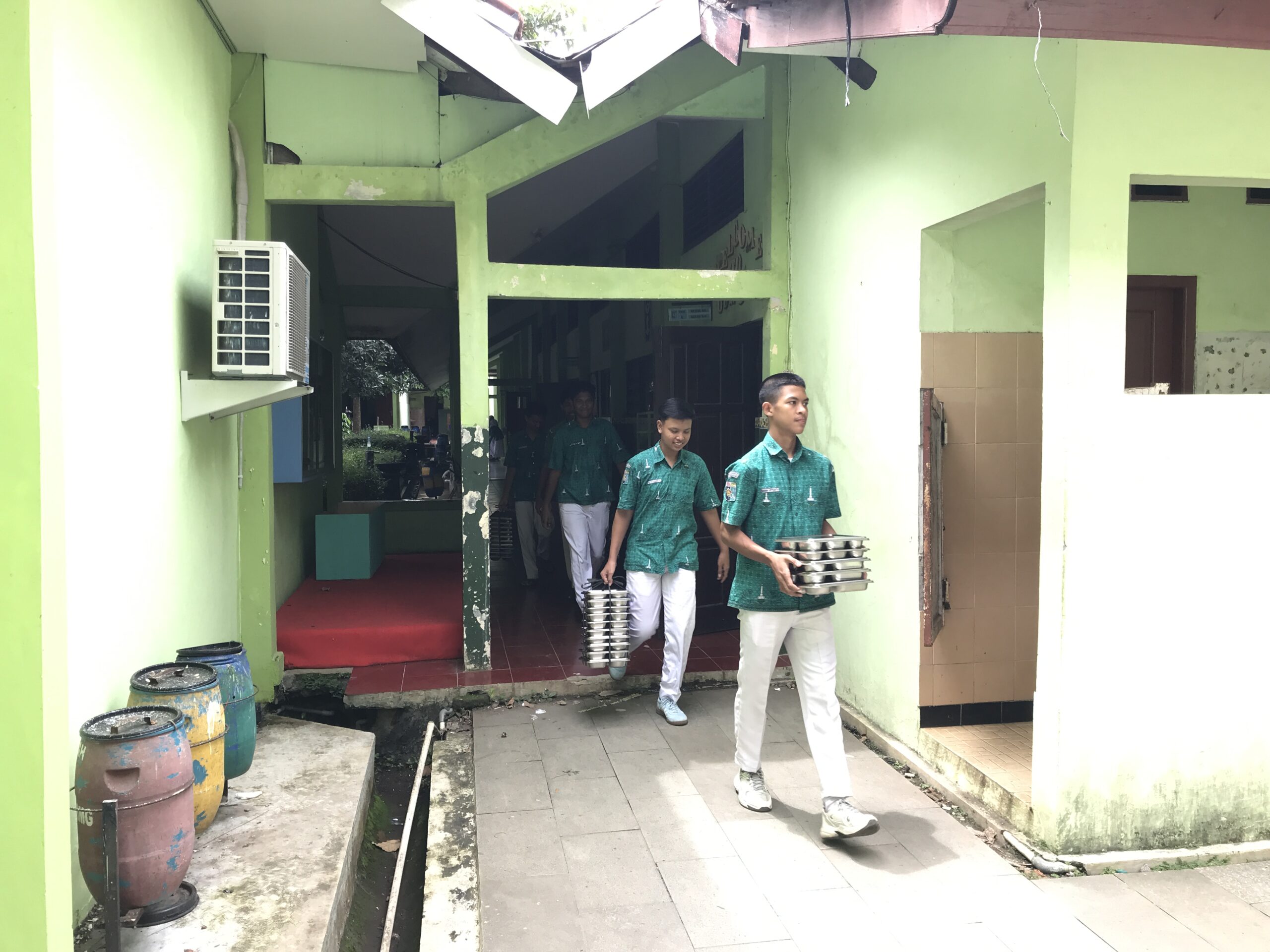 Siswa SMAN 4 Semarang sedang membawa MBG ke aula