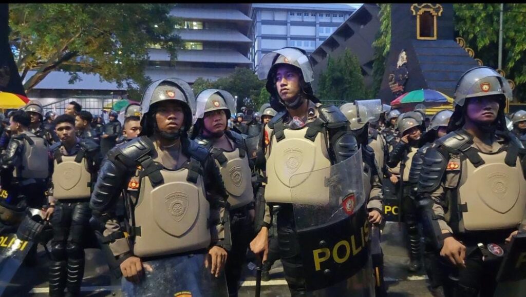 Aparat kepolisian saat menjaga aksi unjuk rasa tolak revisi UU TNI, Kamis, 20 Maret 2025