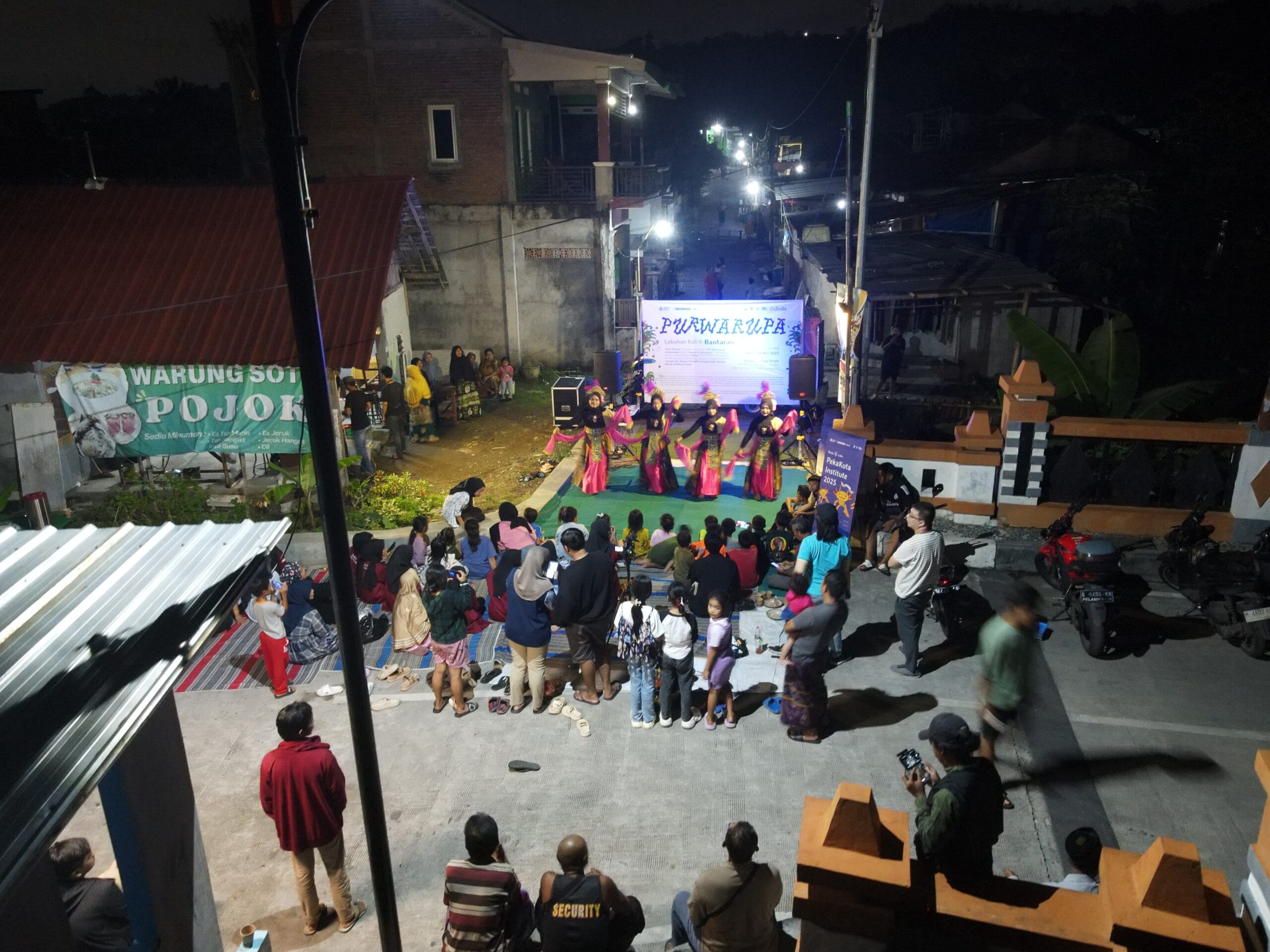 Pementasan tari Geol dalam Festival Labuhan Kali bertema Bantaran, yang digelar oleh PekaKota bekerja sama dengan Ikatan Remaja Kalialang Lama (IRKA), Sabtu, 26 Mei 2025, di tepi Sungai Kripik, Dukuh Kalialang Lama, Gunungpati, Kota Semarang.
