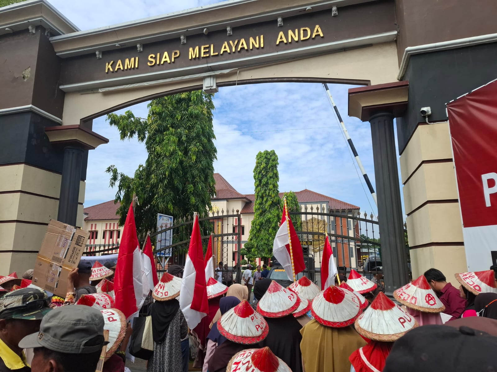 Gerakan Masyarakat Petani Pundenrejo (GERMAPUN) mendatangi Polresta Pati untuk melakukan aksi pada Senin, 6 Juni 202